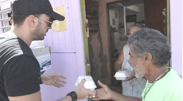 Aunque falta mucho por hacer en La Perla, Luis Fonsi no se ha olvidado de los habitantes de esta región en Puerto Rico. "Ayer visitando La Perla, P.R. Mi compromiso es más fuerte que nunca", publicó el 31 de octubre de 2017.