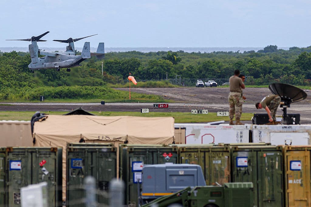 Varios
<b> V-22 Osprey </b>también han estado en funcionamiento sobre todo en el sur de la isla. Mientras unos militares realizan trabajos en la antigua base Roosevelt Roads de Ceiba, otros salen en estas naves utilizadas, entre otros propósitos, para 
<b>transporte de suministros y también de tropas</b>, a zonas consideradas hostiles por el gobierno de Estados Unidos.