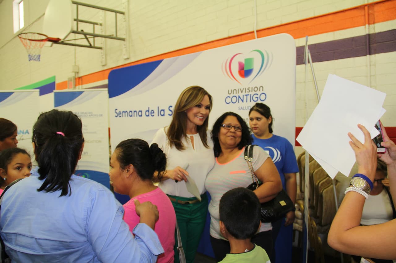 Unas 300 personas asistieron a la feria “Camino a la Salud’, donde se hicieron exámenes gratis, bailaron Zumba y conocieron a la carismática Cecilia Ramírez Harris de Primer Impacto.
