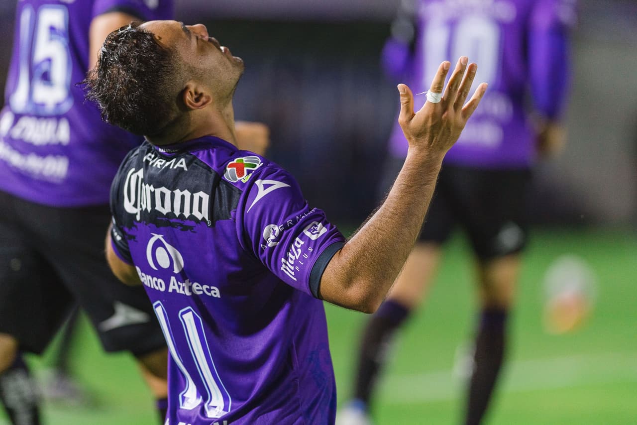 Con goles de Oswaldo Alanís y Marco Fabián por la vía de la pena máxima, Mazatlán FC derrotó a Puebla en la última jornada para aumentar sus posibilidades de permanecer en zona de repechaje.