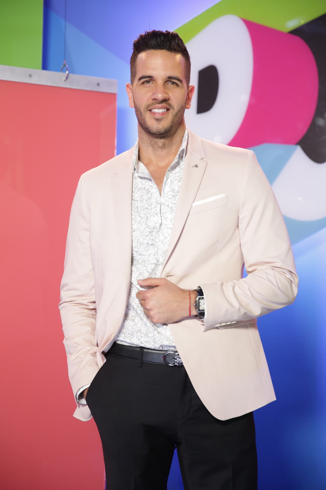 El chef Jesus de Despierta América sorprendió con un conjunto de chaqueta clara y pantalón oscuro, muy apropiado para el clima de Miami.