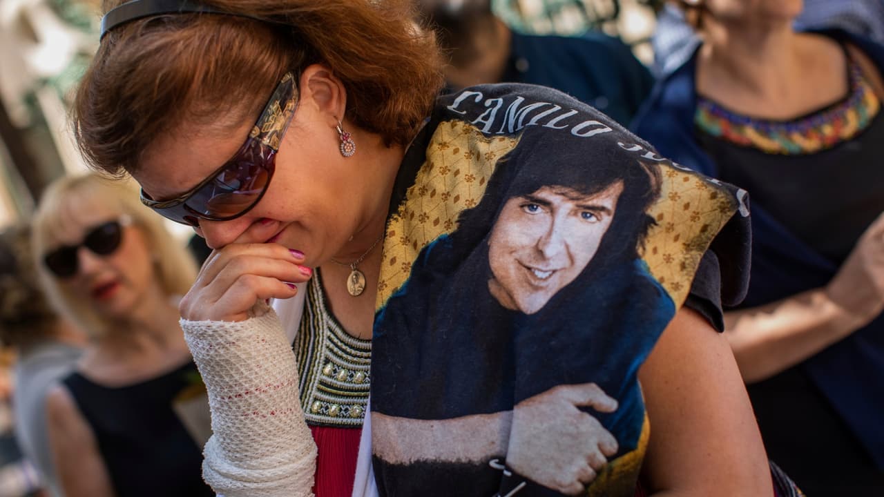 Entre lágrimas, seguidores de Camilo Sesto forman largas filas en España para darle el último adiós