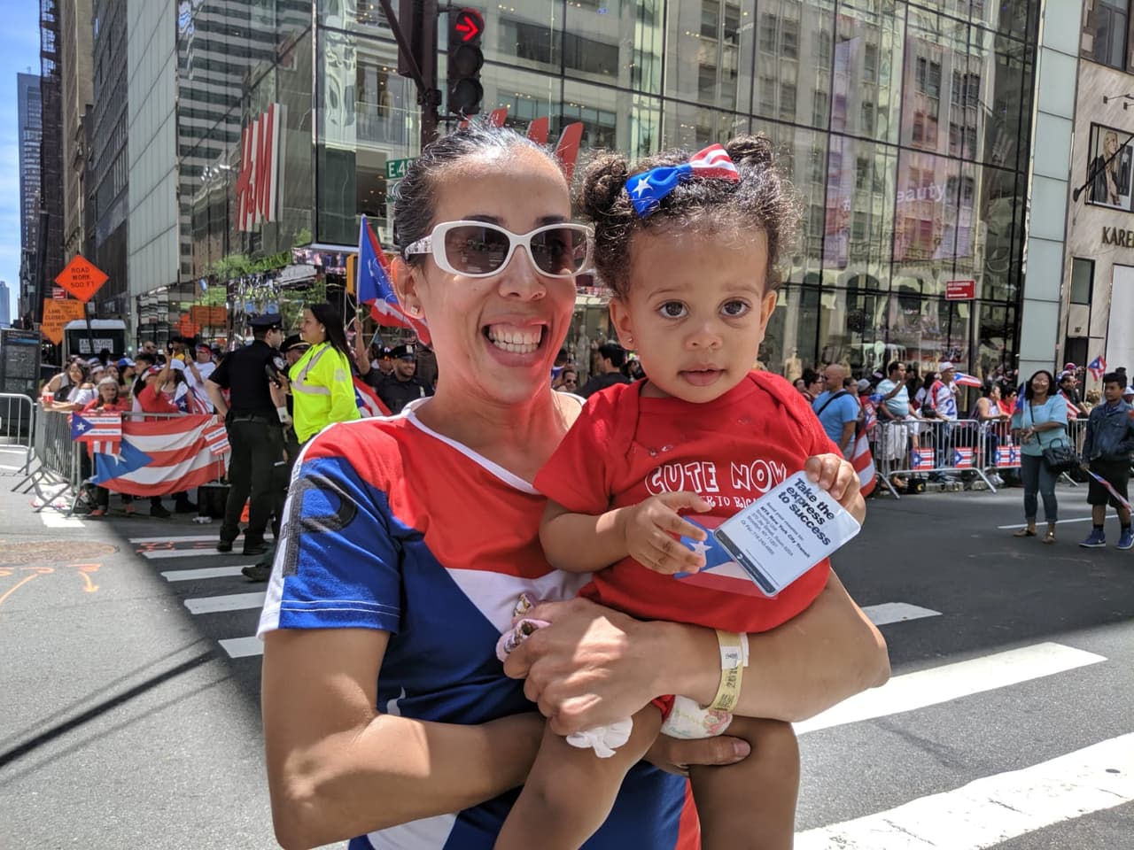 Puertorriqueños atienden el National Puerto Rican Day Parade sobre la 5ta avenida en Manhattan el 9 de junio de 2019.