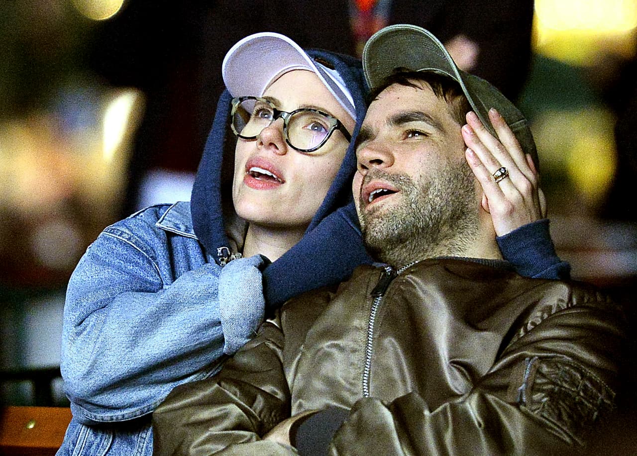 El compromiso entre la protagonista de Avengers y el guionista de Saturday Night Live se hizo público en mayo de 2019. Un par de meses después, la actriz fue vista luciendo su anillo de compromiso en un evento de Marvel.