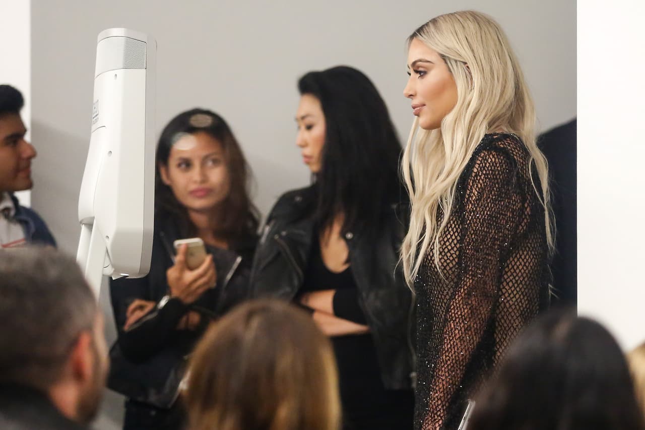 Kim estuvo muy orgullosa de su marido durante la exposición.