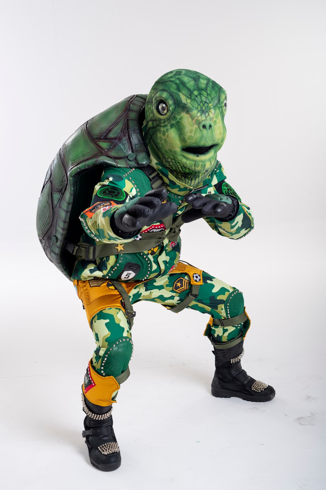 <b>Tortuga</b> viene a toda velocidad para demostrar su capacidad en el canto y ocultar su verdadera personalidad.