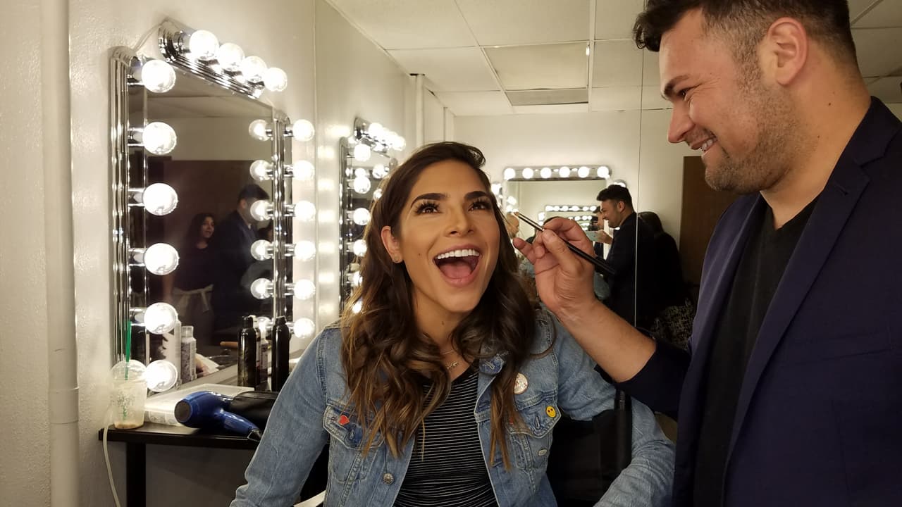 <b><a href="http://www.univision.com/shows/la-reina-de-la-cancion/las-mejores-fotos-de-los-looks-de-alejandra-espinoza-en-la-reina-de-la-cancion-fotos" target="_blank">Alejandra </a></b>llegó con 
<b><a href="http://www.univision.com/shows/la-reina-de-la-cancion/lo-sentimos-alejandra-matteo-y-su-papi-son-dos-gotas-de-agua-fotos" target="_blank">Matteo</a></b> a su primera sesión de fotos desde que vive en Los Ángeles y busca abrirse camino en la actuación. Desde lo natural hasta lo glamoroso, Alejandra jugó con varios estilos para abarcar todo tipo de personajes y llamar la atención de los productores. 
<b><a href="http://www.univision.com/shows/la-reina-de-la-cancion/capitulo-4-alejandra-la-de-tijuana-en-la-los-americanos-la-prefieren-al-natural-para-ellos-mas-es-menos-video" target="_blank">MIRA EL VIDEO</a></b>.