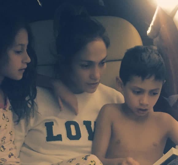 Leyéndoles en el avión, procurando el buen hábito.