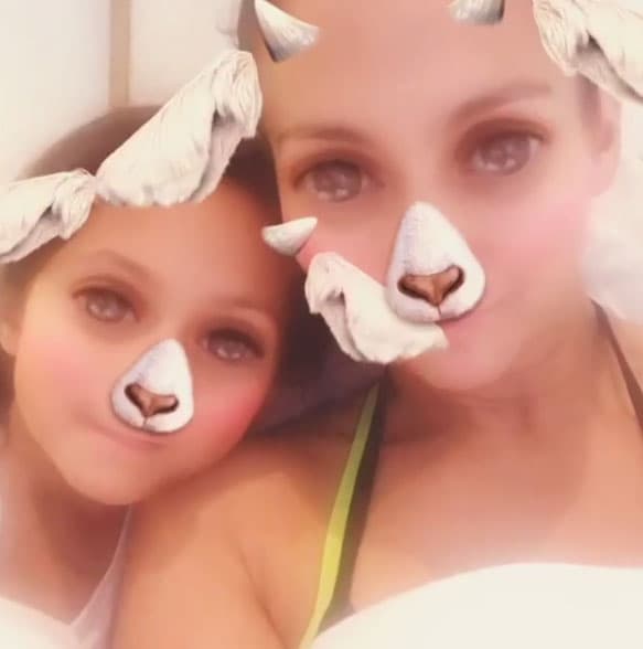 Con Emme adora jugar con los filtros de Snapchat.