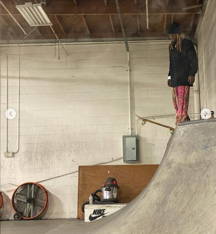 Bidot también compartió esta foto de su novio haciendo 'skateboarding'.
<br>