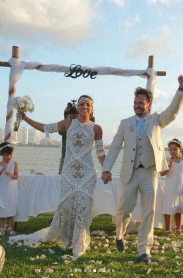 El enlace matrimonial se llevó a cabo en el Golf Club de Pok Ta Pok, un espectacular espacio que dejaba de fondo el impresionante mar turquesa de Cancún, lugar al que llegaron cerca
<b> </b>de 150 invitados.