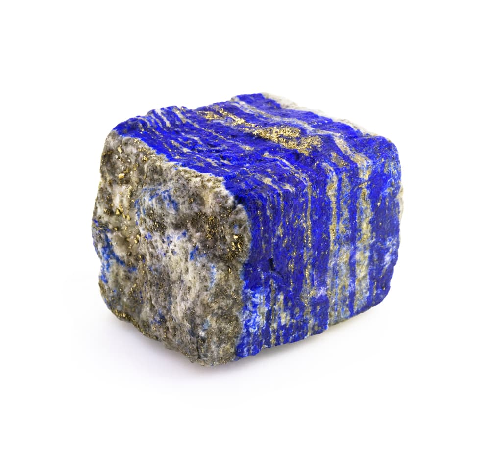 Por si fuera poco, otras propiedades que se le atribuyen al lapislázuli es que ayuda a combatir el estrés con su poder de relajación y hasta ayuda a bloquear ataques psíquicos o malas vibras de otras personas como el mal de ojo.