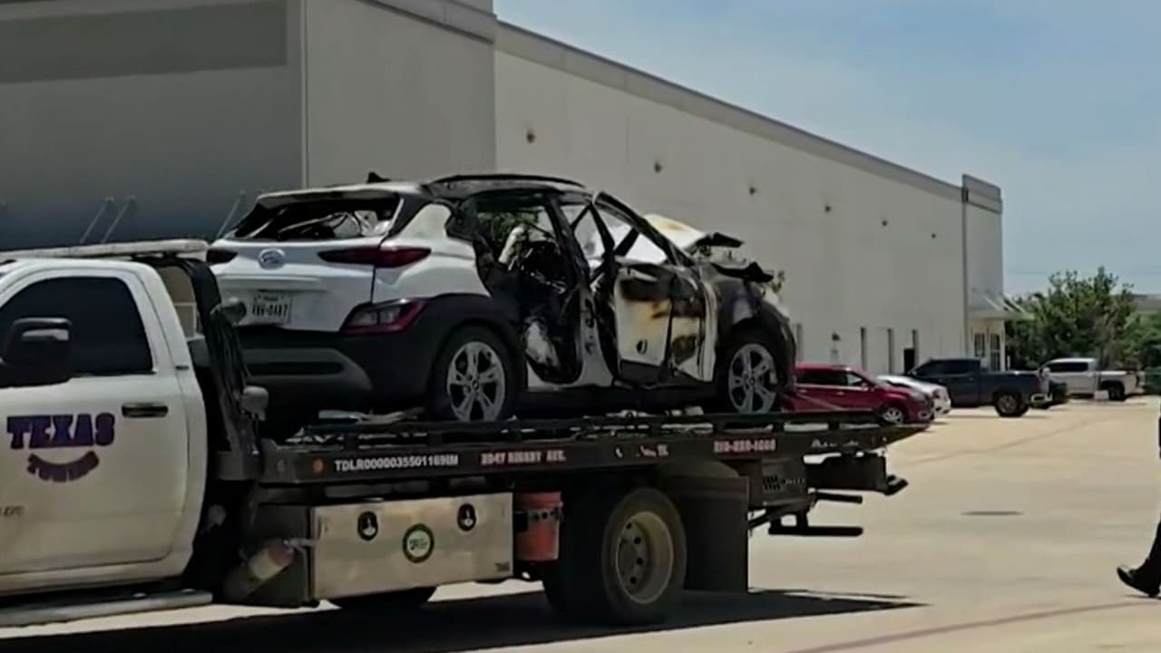 Acusan de asesinato a la madre de los dos niños hallados calcinados en un auto en Texas