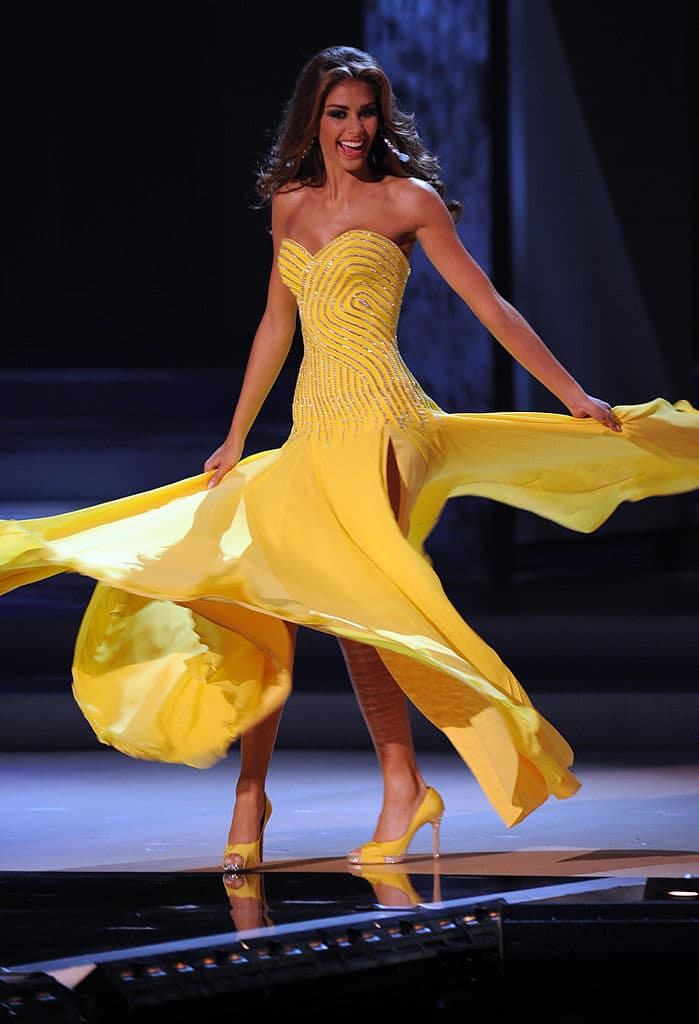 Dayana Mendoza, la representante de Venezuela en 2008, desfiló por el escenario con un vestido amarillo que le aportó mucha luz y diversión a su 'cat walk'. En aquel año ganó el primer lugar y su tiara fue valuada en 120,000 dólares.