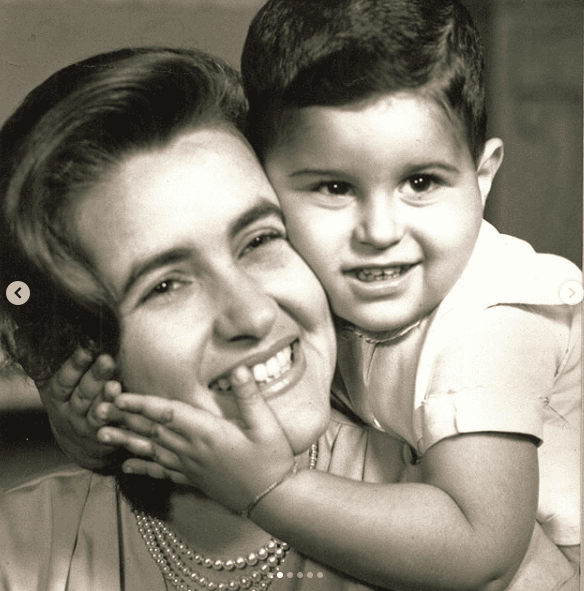 Este afectuoso niño con el paso del tiempo fue fotográfo de guerra y posteriormente se convirtió en paparazzi de las estrellas, profesión que con el paso de los años lo llevó a ser el titular de uno de los programas más importantes del espectáculo: El Gordo y La Flaca.