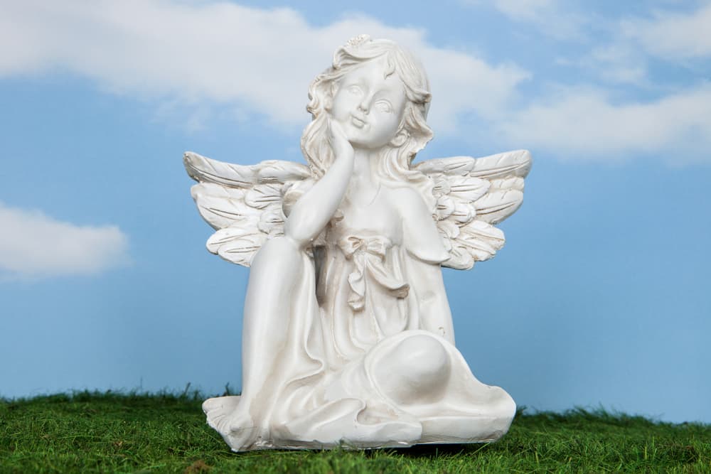 <i>“Yo (di tu nombre), acudo a ustedes, amado Dios y amados ángeles celestiales para pedir su asistencia, su apoyo, su intervención divina en la situación que les presento (describir el asunto en detalle)..." </i>