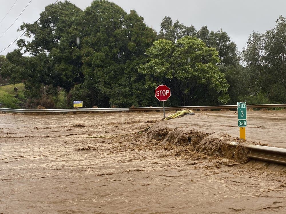 El Departamento para el Manejo de Emergencias de Honolulu ordenó a la población evacuar inmediatamente la localidad de Haleiwa, en la costa norte de Oahu, una zona conocida por sus grandes olas para surfear. Las lluvias torrenciales han inundado partes de 
<a href="https://www.univision.com/temas/hawaii">Hawaii</a> durante los últimos días.