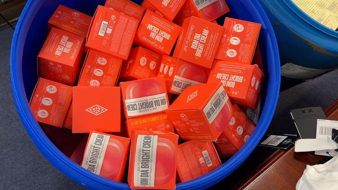 La pareja arrestada supuestamente indicaba a ladrones de tiendas que robaran mercancía en específica.
<br>