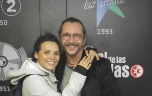 Óscar Burgos compartió una imagen donde aparece abrazado de su compañera y amiga.