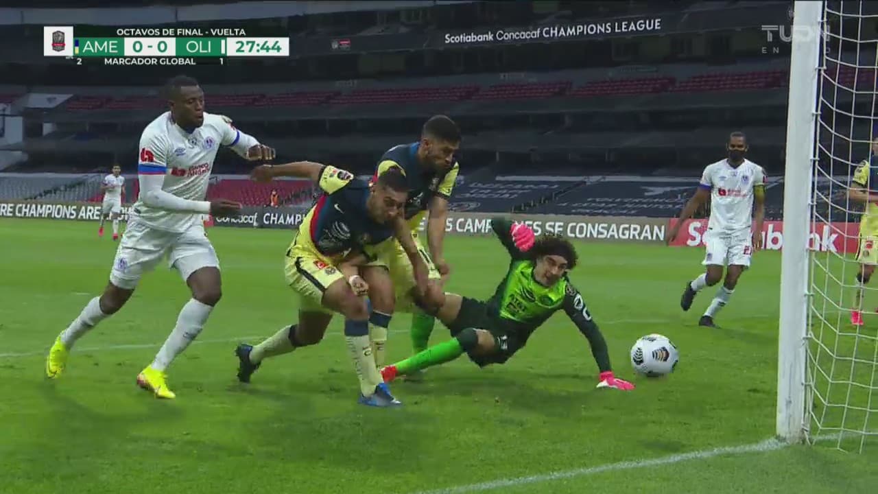 ¡Casi regala el gol! Ochoa se complica con un centro y la defensa salva