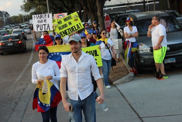 A cantos y gritos pidieron paz y libertad en la calle Westheimer, una de las más transitadas de Houston. 