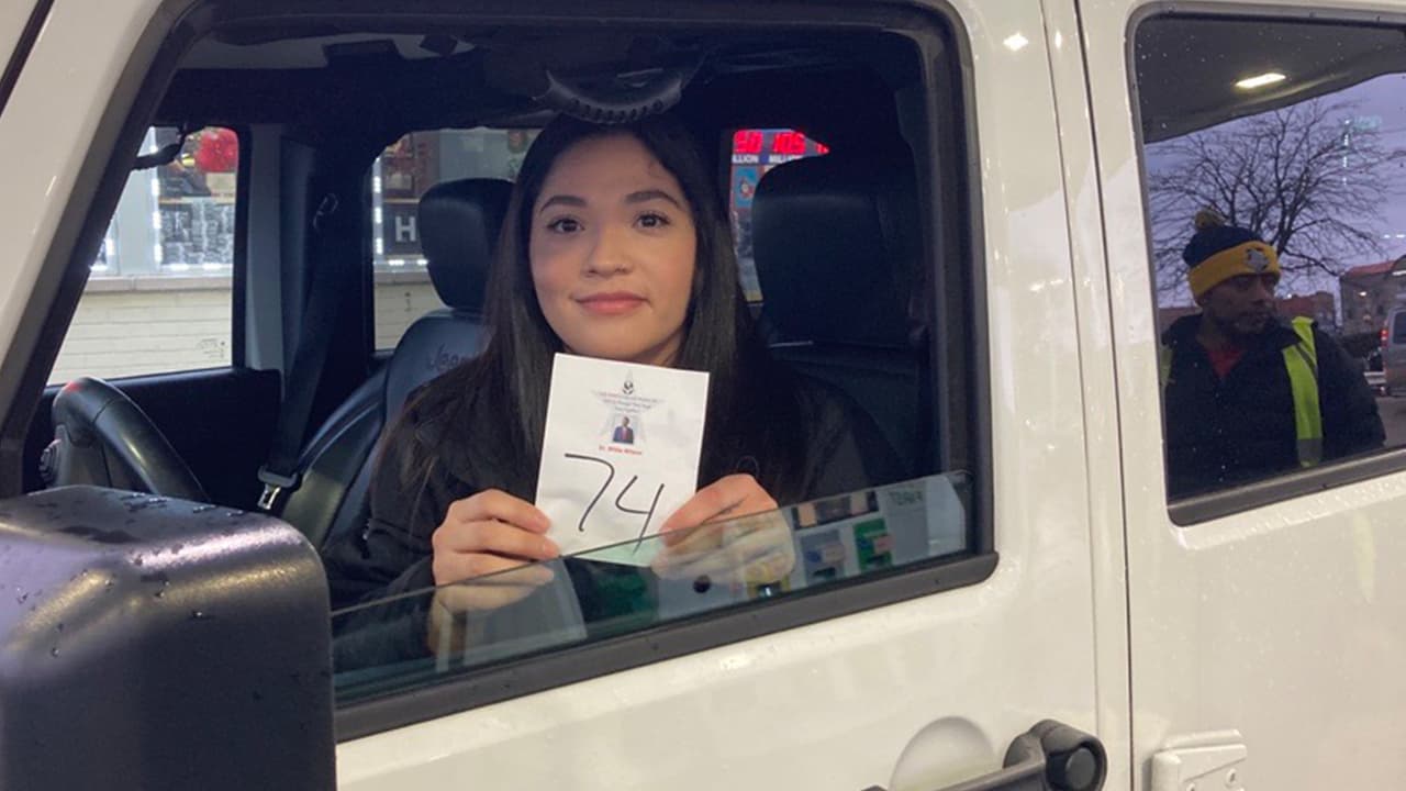 Los residentes indicaron que valía la pena la espera para recibir los 50 dóalres de gasolina.