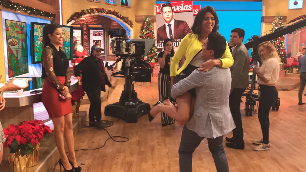 Francisca fue la más efusiva y Alejandro correspondio muy entusiasta con un abrazo con cargada.