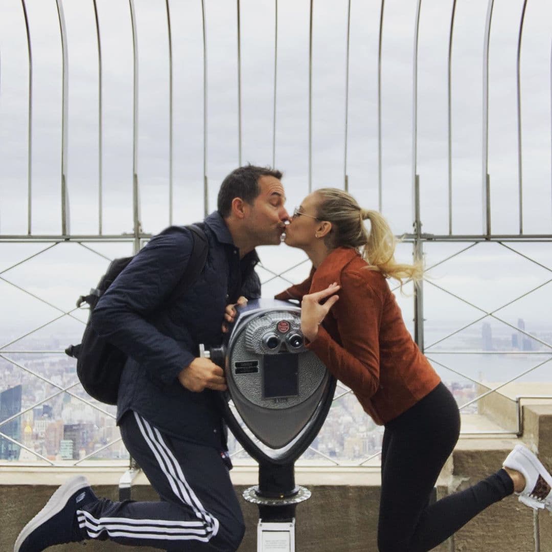 El amor es otro de los factores que lo rejuvenece, recientemente compartió las primeras imágenes con su novia, Diana Ferrer, disfrutando de las maravillas de Nueva York.