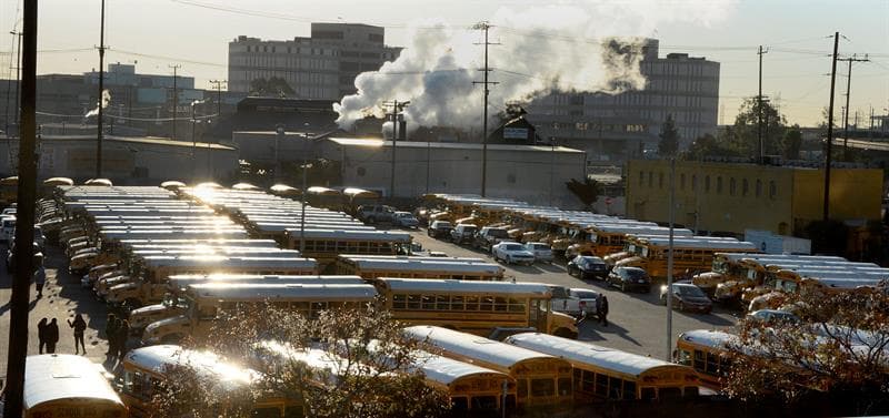 Autobuses escolares estacionados después de que fueron regresados.