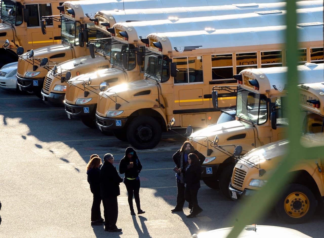 Los estudiantes que iban en los autobuses esperaban en las instalaciones de las escuelas.