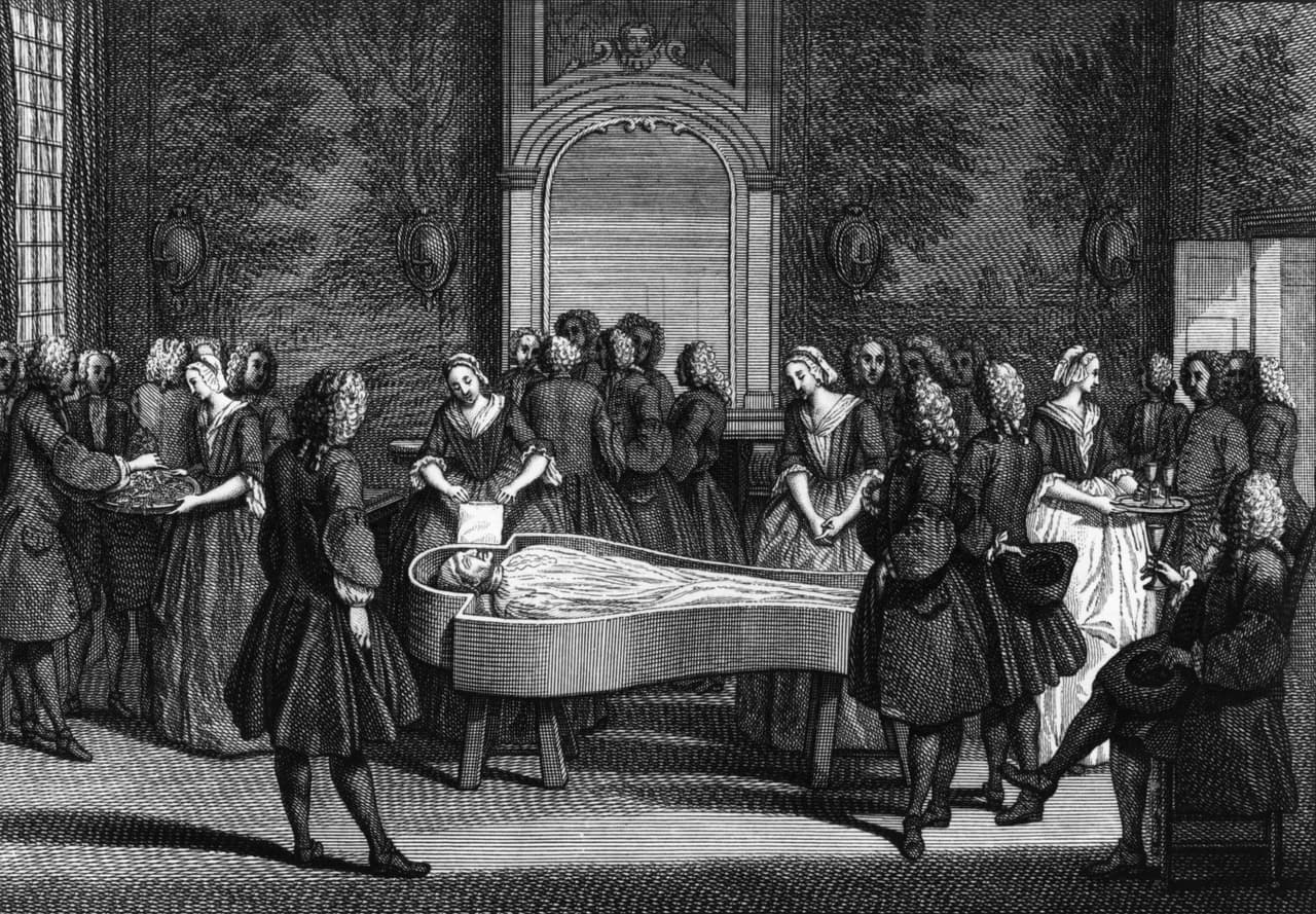 De esta manera, a alguien se le ocurrió hacer un ataúd especial en el que se amarraba un listón, soga o cordón de la mano o muñeca del muerto, que salía hacia el exterior de la tumba y terminando justamente en una campana.