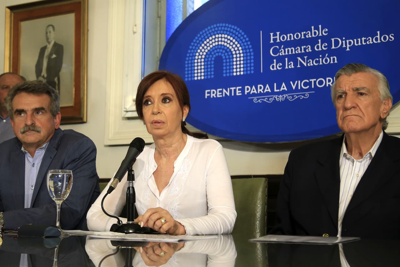 Acusan a la expresidenta argentina Cristina Fernández de "traición a la patria" por un pacto con Irán