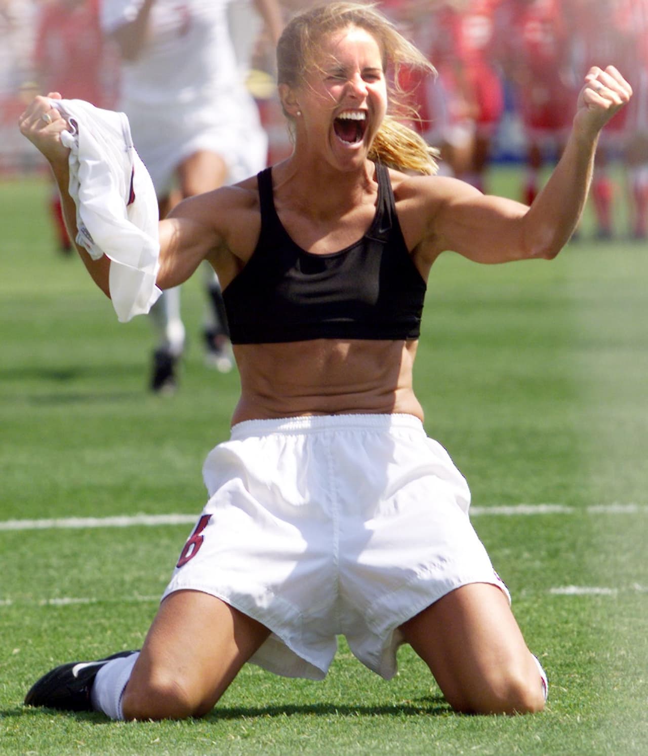 Brandi Chastain, protagonista de una de las imágenes más icónicas del fútbol estadounidense femenino, anunció en marzo de este año que donó su cerebro a la investigación del CEM.