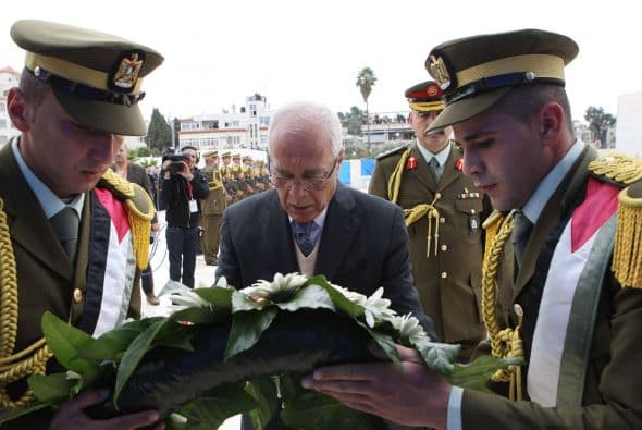 "La muestras fueron tomadas sin sacar los restos de la tumba y fueron entregadas a los expertos franceses, suizos y rusos", declaró el jefe de la comisión investigadora palestina, Taufiq Tiraui, quien destacó varias veces que "ningún extranjero tocó los restos".