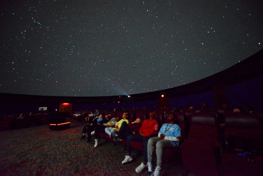 <b><a href="https://78835.blackbaudhosting.com/78835/tickets?tab=2&txobjid=c934be56-eb51-49b7-88c5-5489fb32f71d">Carolina Skies–Valentine’s Edition at Morehead Planetarium (11 y 14 de febrero)</a></b>. El espectáculo más popular del planetario tendrá un giro de cita nocturna, con una visita guiada por el universo y una exploración de las leyendas de amor contadas por culturas antiguas sobre constelaciones y otros objetos del cielo.