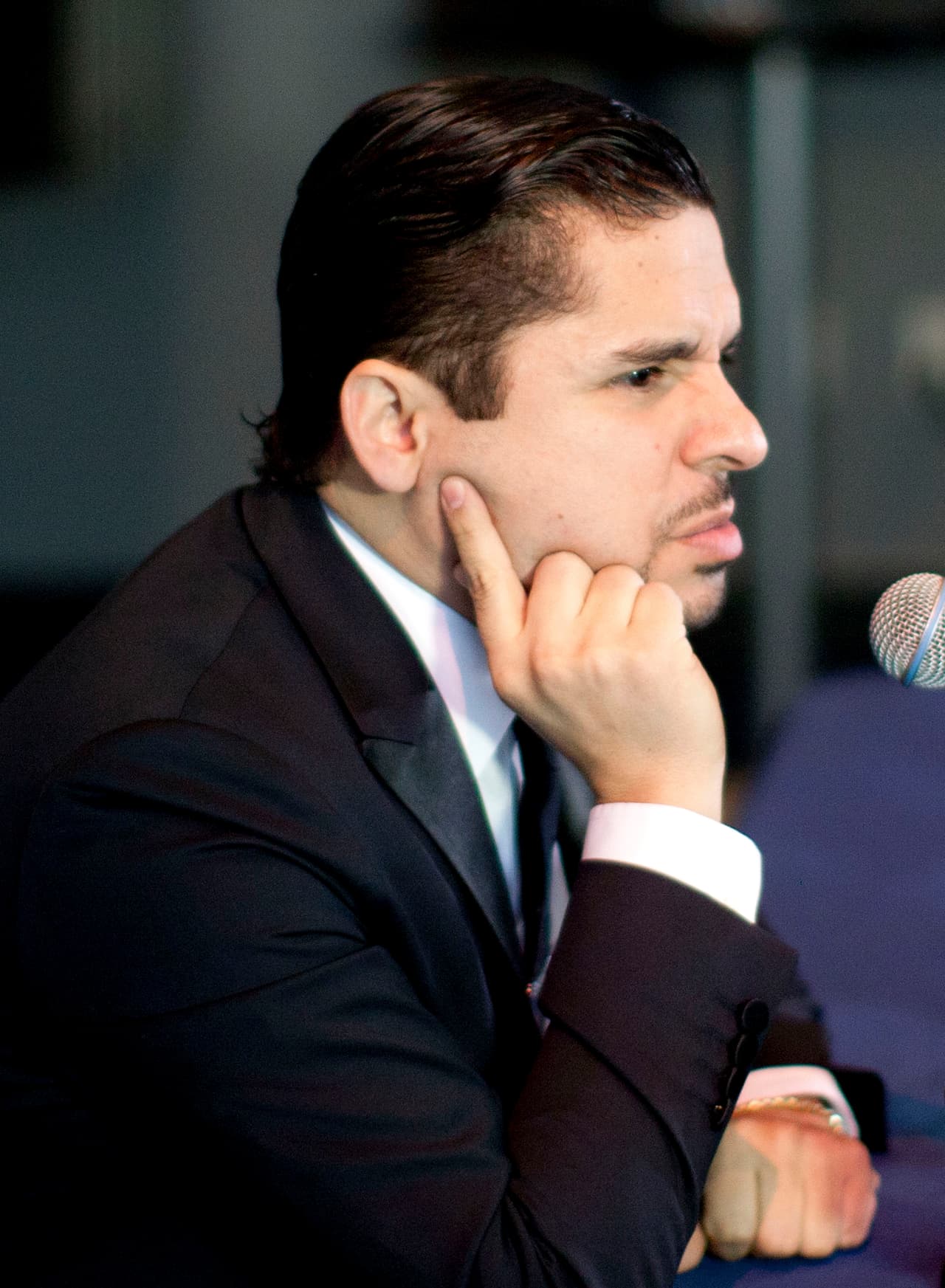 En varias ocasiones el cantante se ha peleado con la prensa, pues asegura que siempre distorsionan sus declaraciones. "Ustedes se llevan ahorita la nota, pero ustedes se van y empiezan a decir lo que ustedes quieren", dijo a varios medios en agosto de 2016.