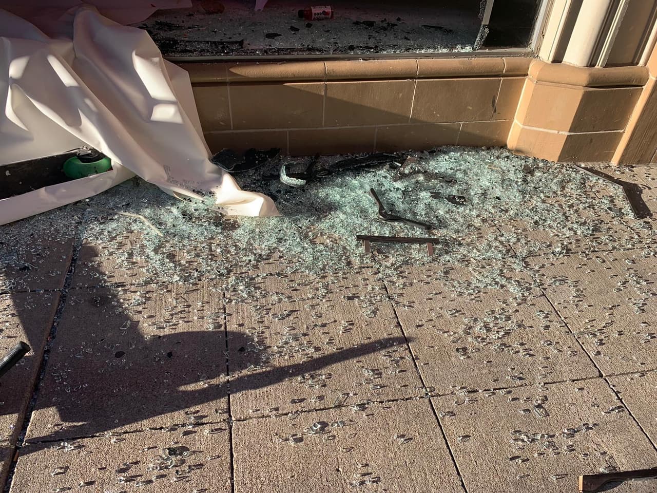 La situación se salió de control y hubo varios disturbios y daños a negocios.
<br>