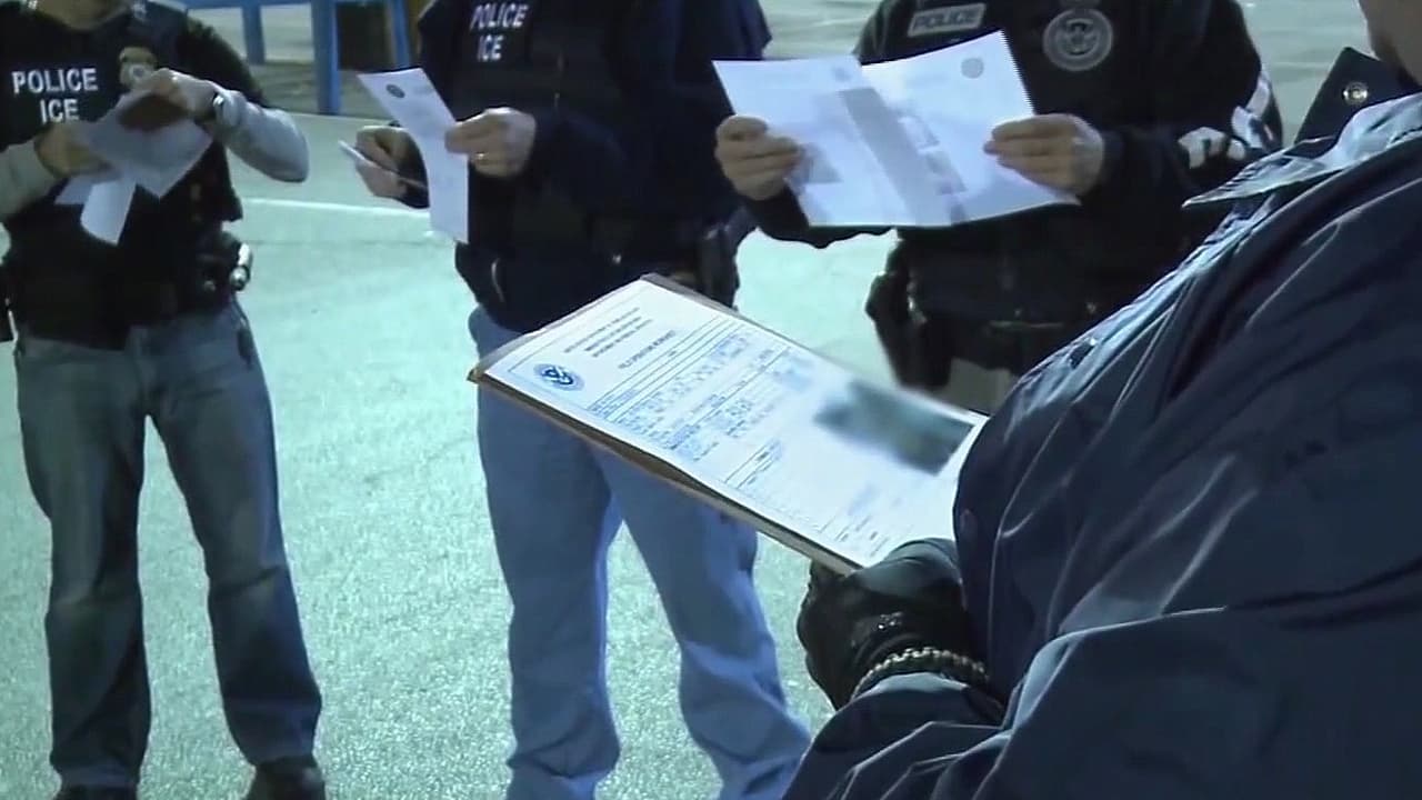 DHS planea contratar investigadores en el extranjero para cobrar multas a inmigrantes deportados