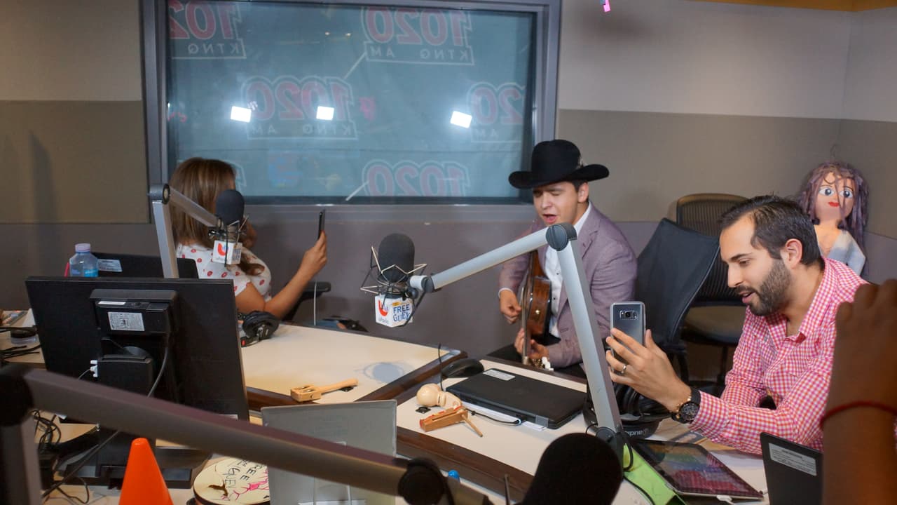 Christian Nodal se metió al Free-guey show y presentó su nuevo disco 'Me Dejé Llevar'.