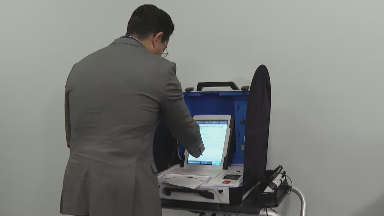 Te explicamos paso a paso cómo votar en el condado de Harris y cómo funcionan las urnas electrónicas