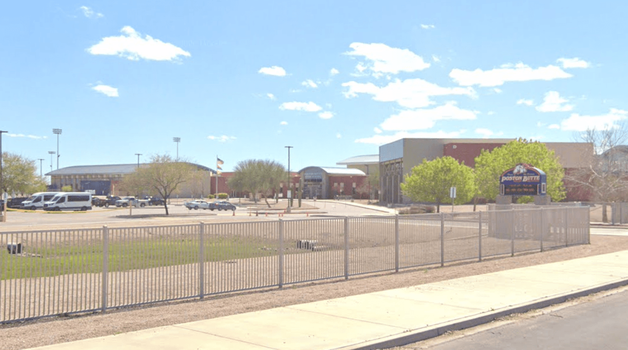 <h3 class="cms-H3-H3">San Tan Valley</h3>
<br>Ubicación: 
<a href="https://goo.gl/maps/xKSwLAcEHxdPuPjy6 " target="_blank">Preparatoria Poston Butte</a>, 32375 N Gantzel Rd, San Tan Valley, AZ 85143. 
<a href="https://embrywomenshealth.com/covid-19-testing-at-poston-butte-high-school/" target="_blank">Haz clic aquí para hacer una cita en línea.</a>
<br>