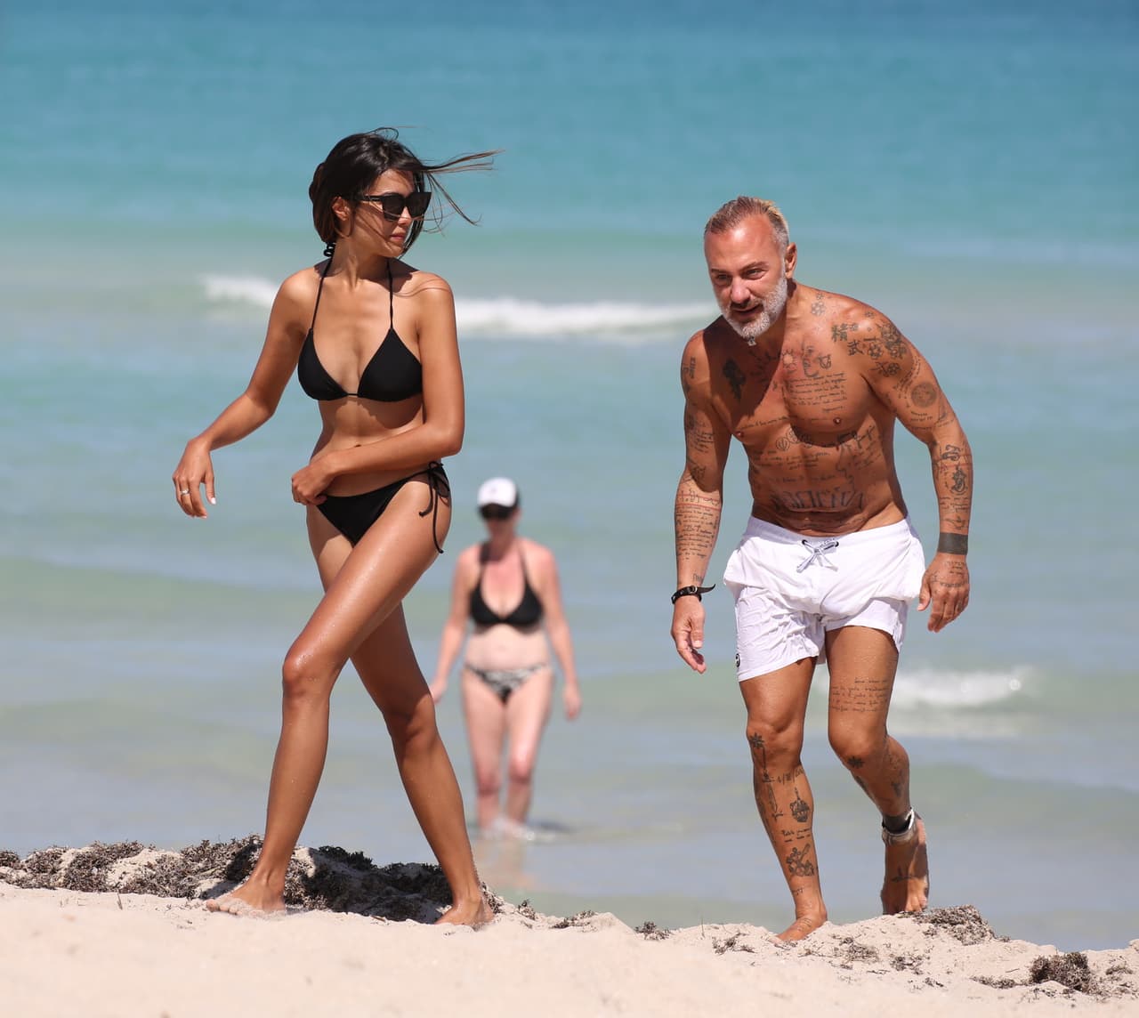 Vacchi y a Yatra juegan fútbol hasta que el balón se escapa hacia las chicas y el encuentro produce una fiesta; muy al estilo del italiano.