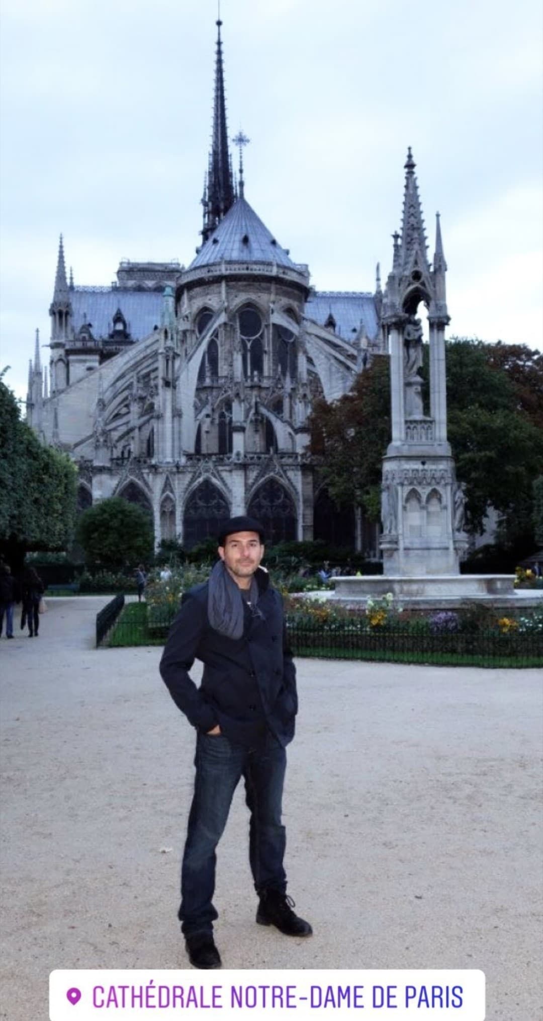 Carlos Calderón publicó en sus redes sociales una imagen también en su visita a París junto al siguiente texto: “No mucha gente se fotografía con la parte de atrás de la Catedral de Notre Dame, pero a mí es uno de los ángulos que más me gustan. Ojalá vuelva a verse igual muy pronto”.