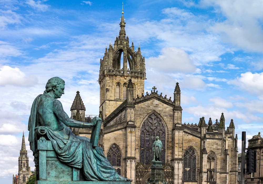 <h3 class="cms-H3-H3">10. Edimburgo, Escocia</h3>
<br>
<br>Se trata del sitio más visitado del país debido a su
<a href="https://www.univision.com/temas/arquitectura">arquitectura</a> de
<b>aires góticos. Destaca la Milla Real y el castillo histórico del siglo XII </b>en la cima de una colina que domina la ciudad. Edimburgo es también famosa
<b>por su festival de artes y espectáculos que tiene lugar cada agosto. </b>