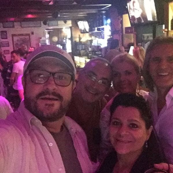 Desde el primer momento el actor supo que ella era la mujer de su vida: "Yo 'no tiro pase sin bola’, lo primero que le vi fue su cuerpo, su rostro, su guapura, su belleza y cuando tuve la oportunidad de ver todo el mapamundi de su piel, de su alma, de su ser, de sus pensamientos, de su bondad, de su nobleza, de su carácter, es una mujer de carácter muy fuerte y eso fue lo que me enamoró", confesó el protagonista de 'María Mercedes'.
<br>