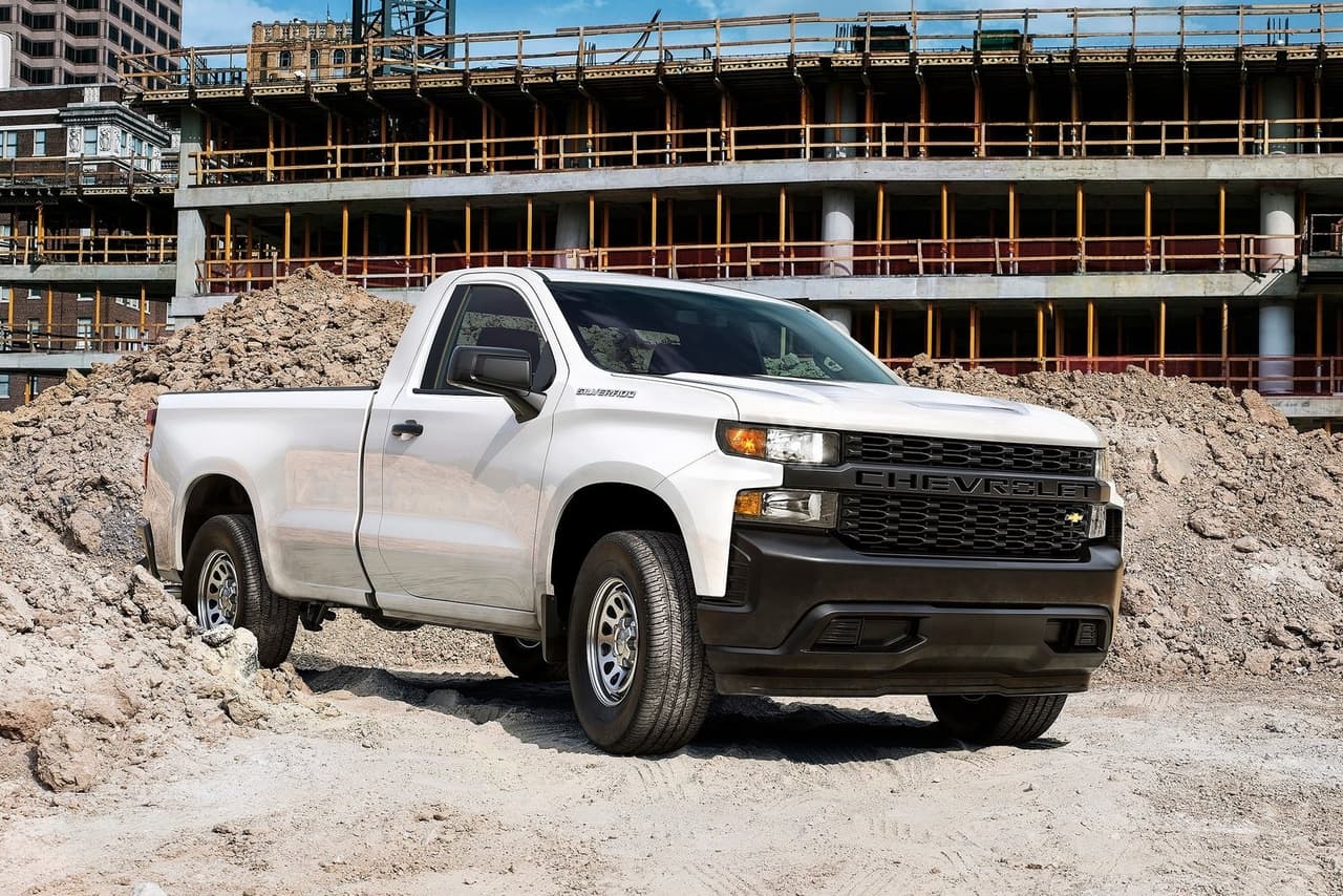 <h3 class="cms-H3-H3"><b>Pickup de tamaño completo - Chevrolet Silverado 1500 2021</b></h3>
<br>
<br>
<b>Versión más eficiente: </b>4 cilindros en línea de 2.7 litros, transmisión automática de 8 velocidades, RWD
<br>
<br>
<b>Economía de combustible:</b> 21 mpg combinado (20 mpg en ciudad / 23 mpg en carretera)
<br>
<br>
<b>Precio inicial: </b>33,250 dólares
<br>
<br>
<b>Capacidad de remolque: </b>9,600 libras
<br>
<br>
<b>Capacidad de carga útil:</b> 2,280 libras
