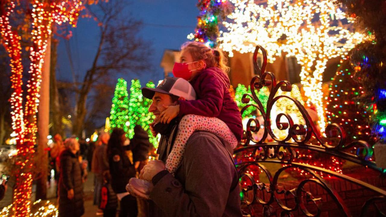 La temporada navideña comenzó formalmente en la ciudad de Chicago con el encendido del árbol en Millennium Park y con algunas actividades como el Desfile de Luces en la Milla Magnífica. La llegada del invierno es para muchos la oportunidad de patinar sobre hielo, una de las actividades más esperadas del año.