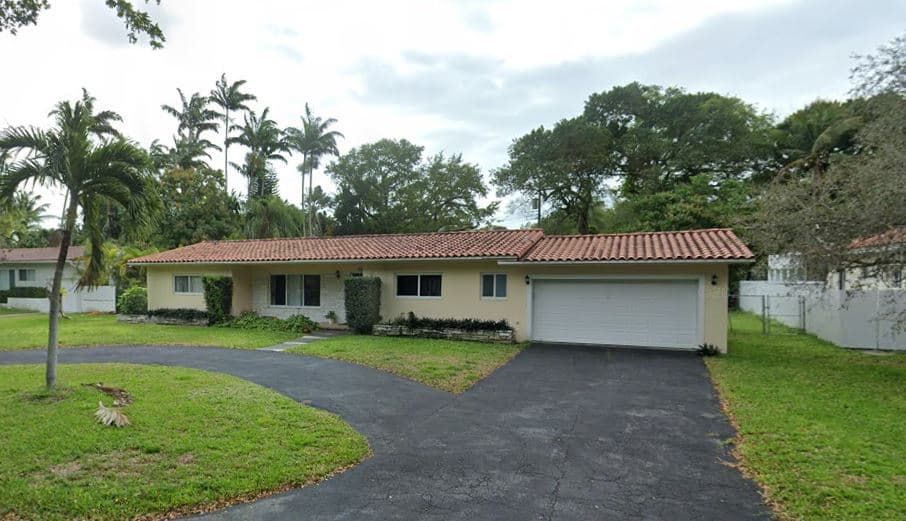 Esta casa en Miami Shores, Florida, fue alquilada por la Internet para almacenar cocaína, de acuerdo con la Fiscalía federal.