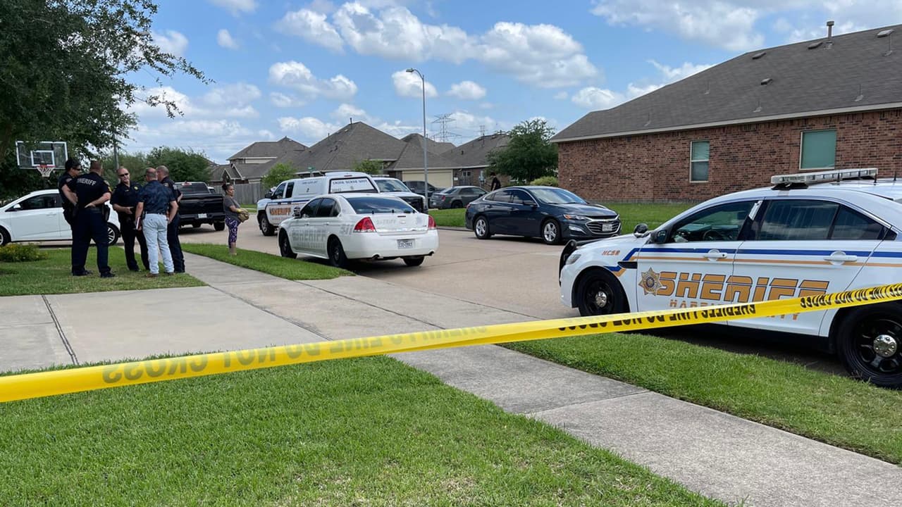 El dueño del arma es un tío que estaba de visita en la casa de la familia de origen hispano.