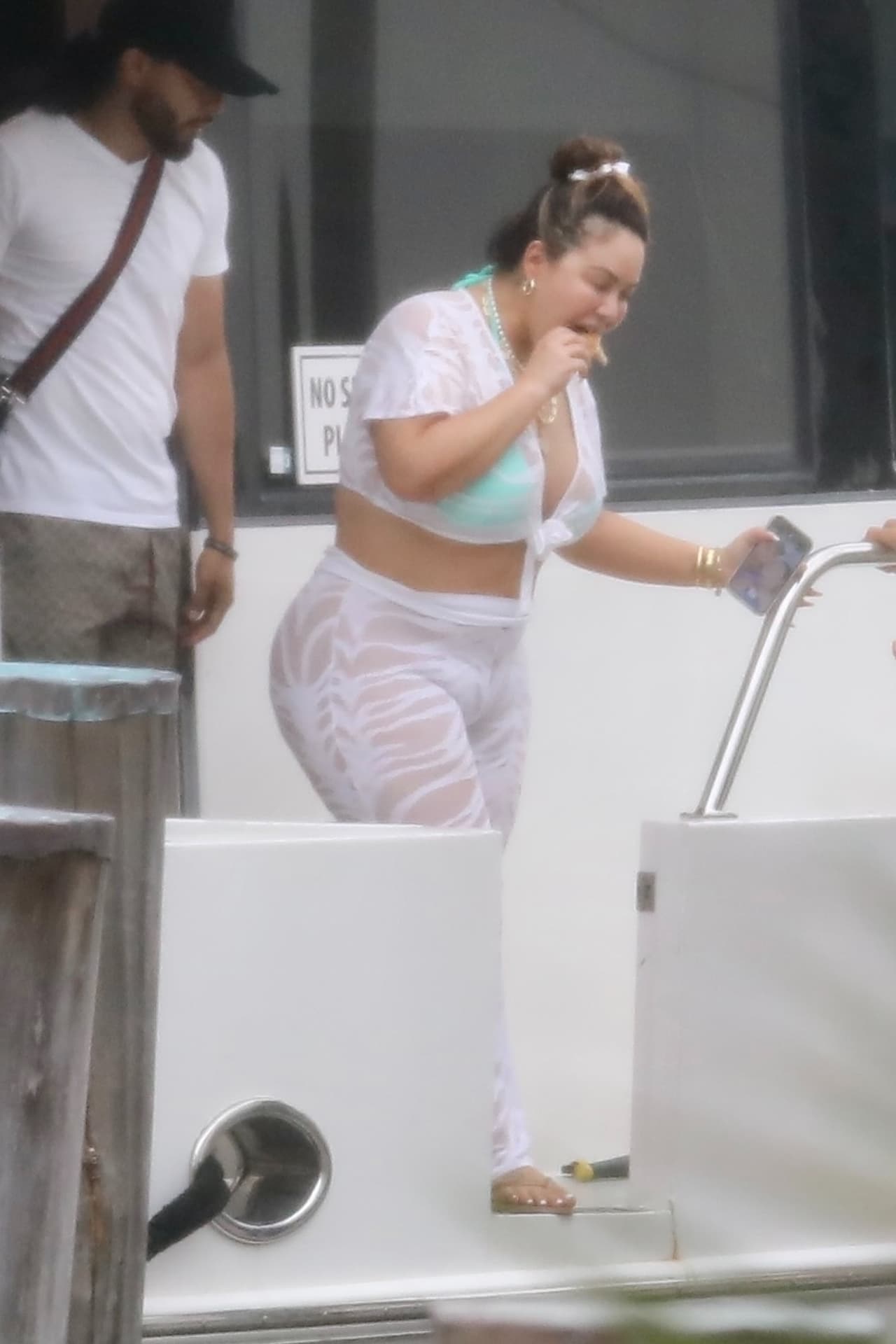 La también empresaria bajó degustando algún alimento.